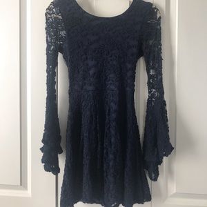 Bell sleeve backless lace dress